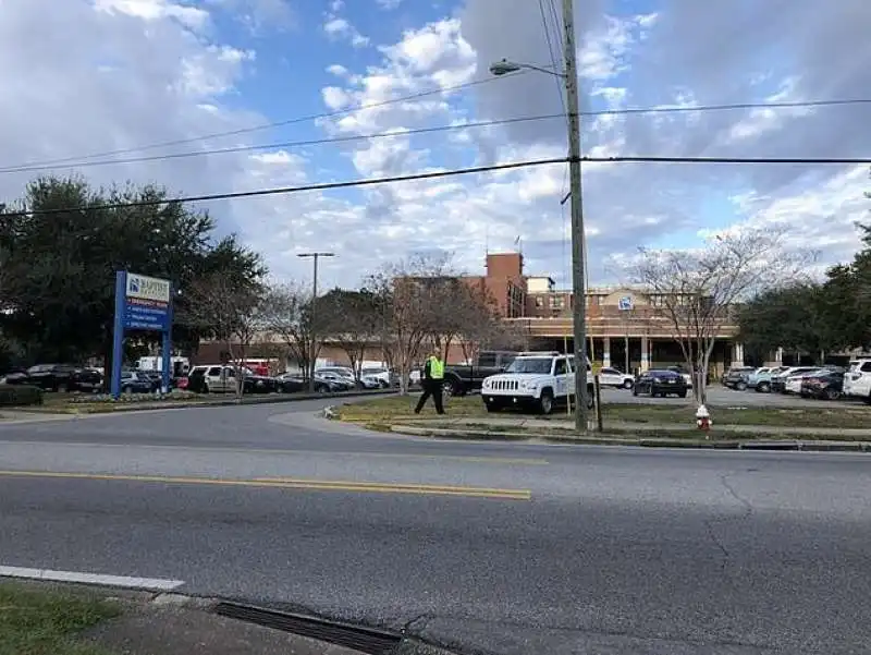 uomo armato nella base della marina americana a pensacola, in florida