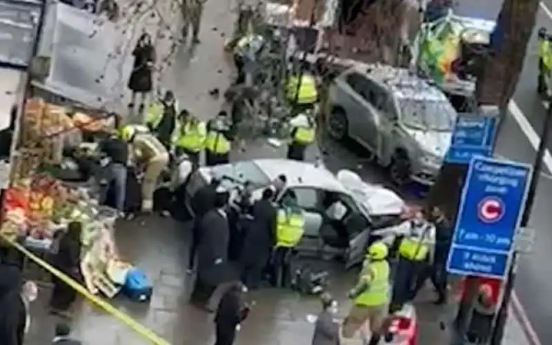 auto contro passanti   hackney londra 1