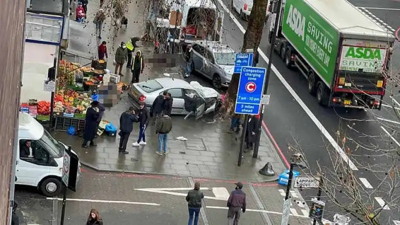 auto contro passanti   hackney londra