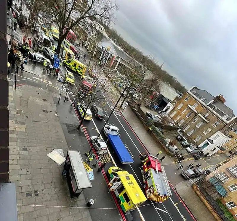 auto contro passanti   hackney londra 