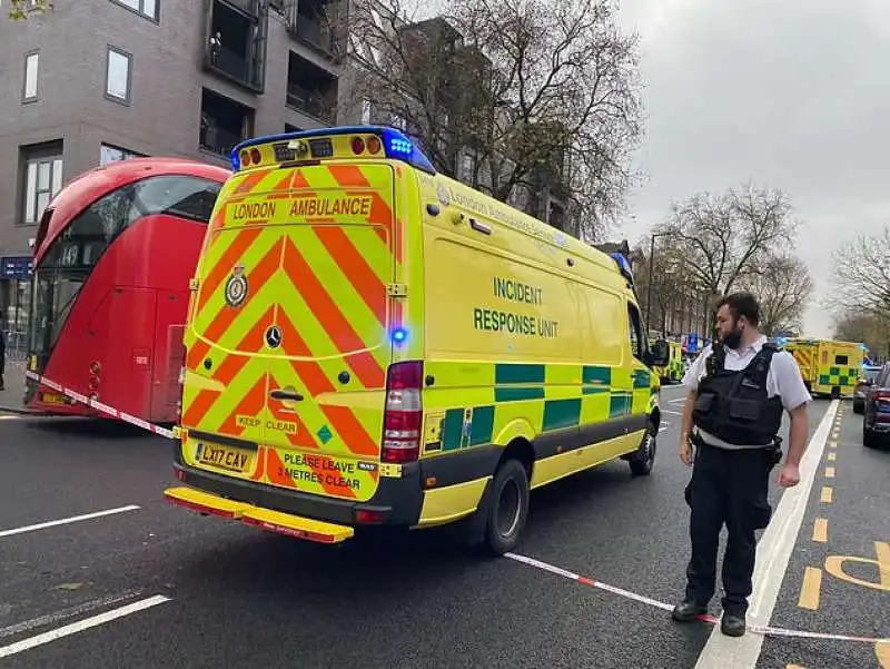 auto contro passanti   hackney londra 5