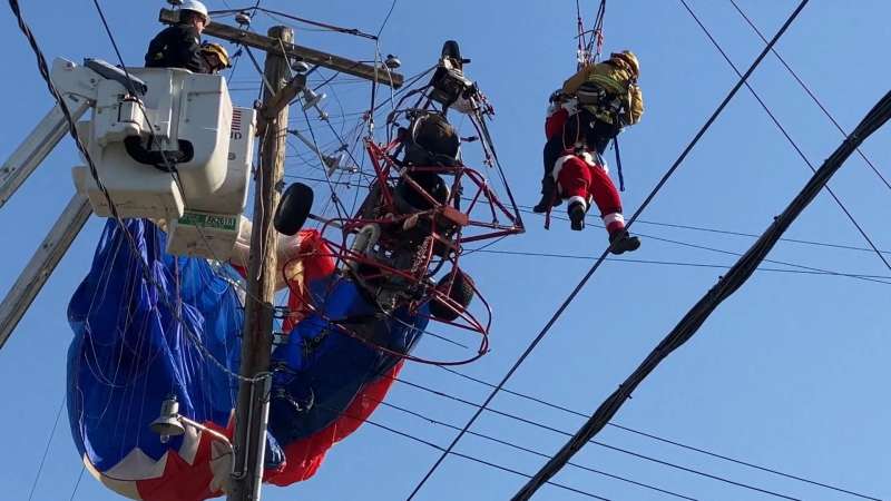 babbo natale impigliato nei fili dell'alta tensione 8