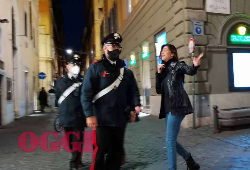 belen rodriguez e antonino spinalbese con i carabinieri