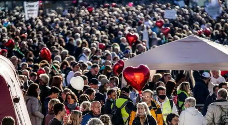 CORTEO NEGAZIONISTI