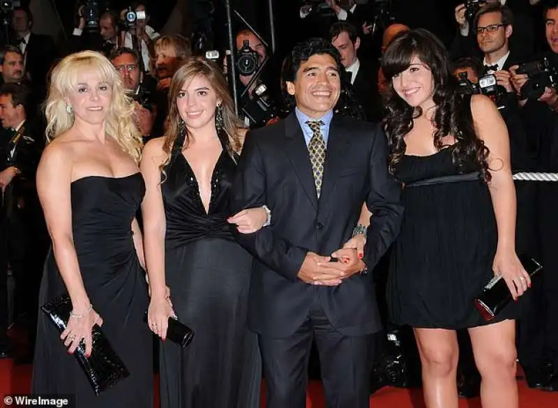 diego armando maradona con claudia villafane e le figlie dalma e giannina 