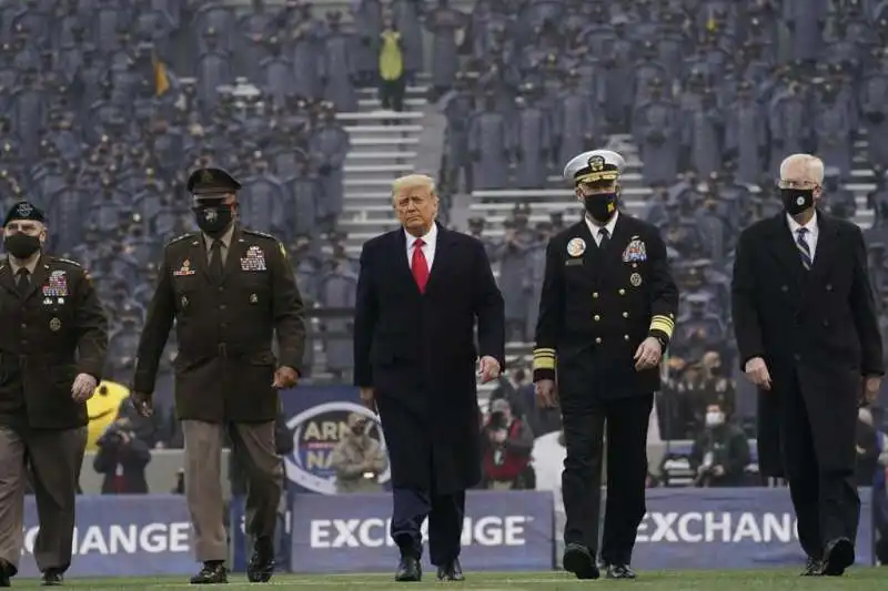 donald trump unico senza mascherina alla partita west point vs annapolis 