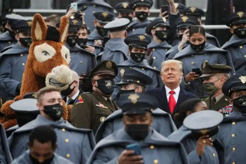 donald trump unico senza mascherina alla partita west point vs annapolis