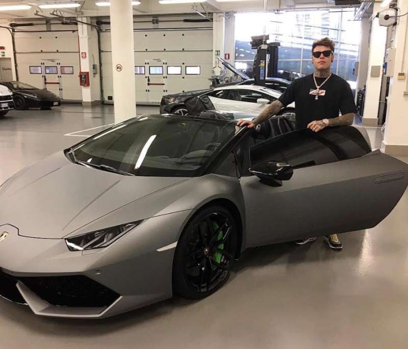 fedez con la sua lamborghini