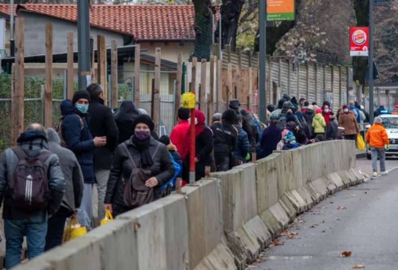 fila a milano per il pranzo di natale 10