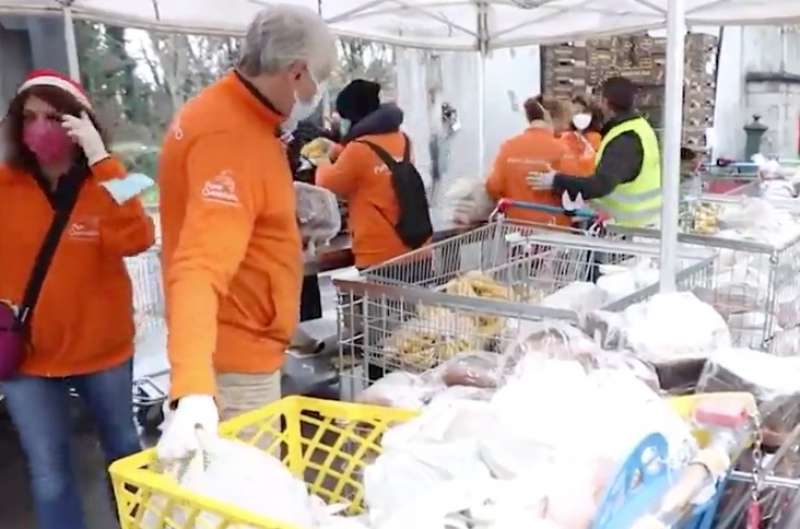 fila a milano per il pranzo di natale 11