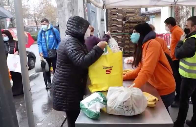 fila a milano per il pranzo di natale 3