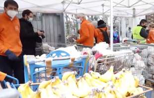 fila a milano per il pranzo di natale 5