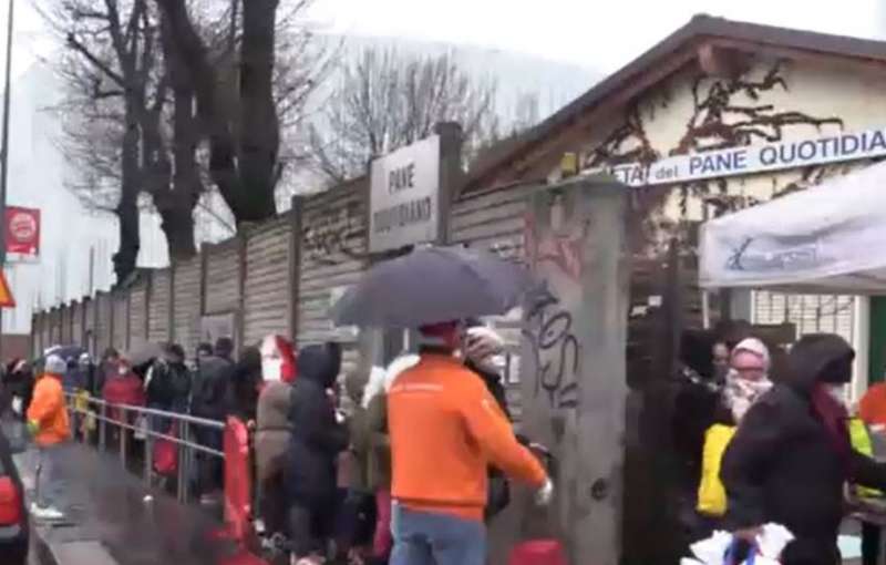 fila a milano per il pranzo di natale 6