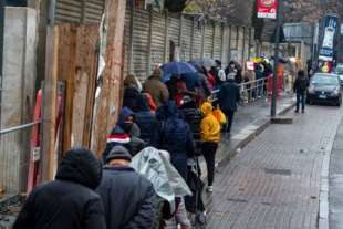 fila a milano per il pranzo di natale 7