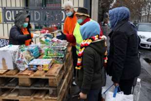 fila a milano per il pranzo di natale 8