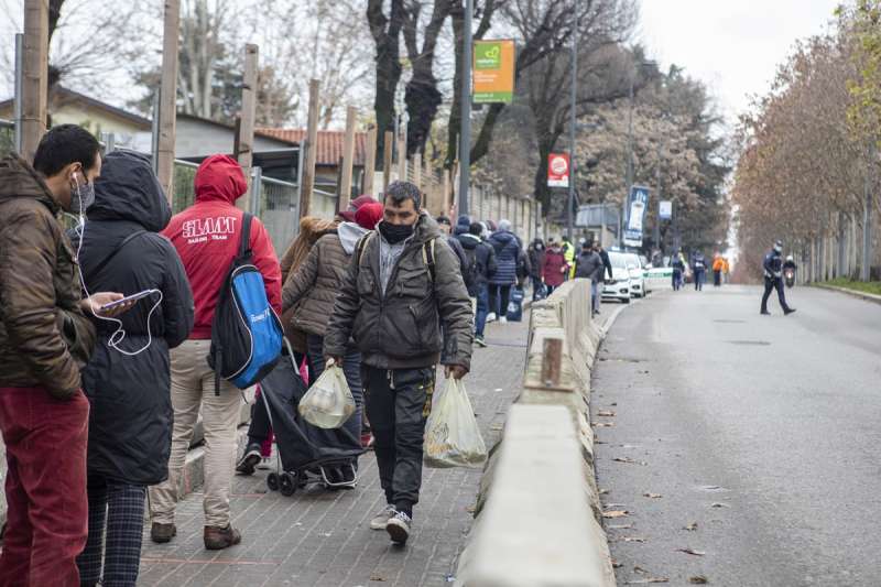 fila a milano per il pranzo di natale 9