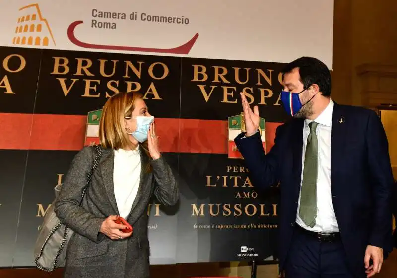 giorgia meloni saluta matteo salvini  foto di bacco