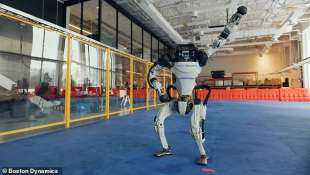 i robot di boston dynamics ballano 3