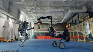 i robot di boston dynamics ballano 6