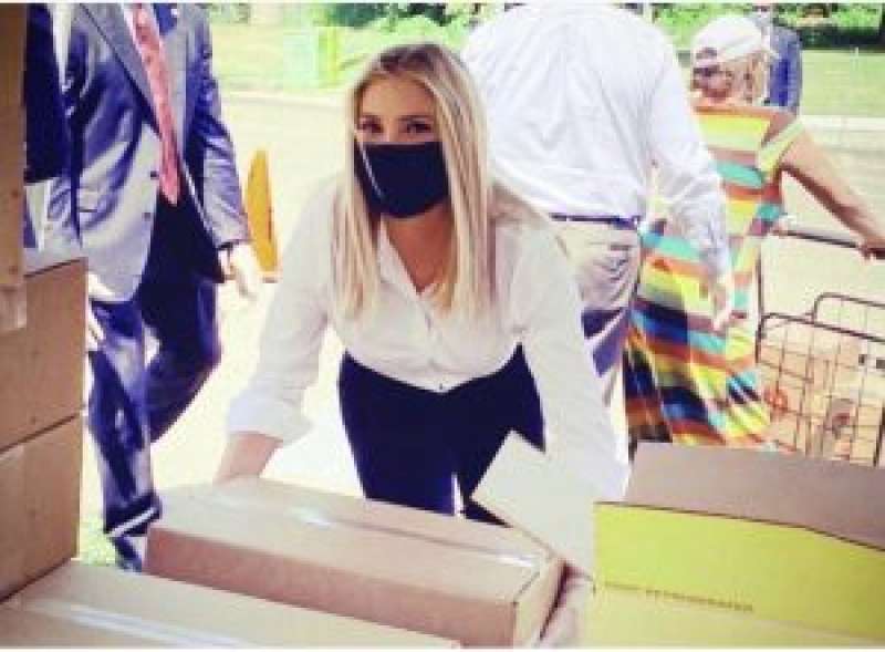 ivanka trump distribuisce pacchi alimentari