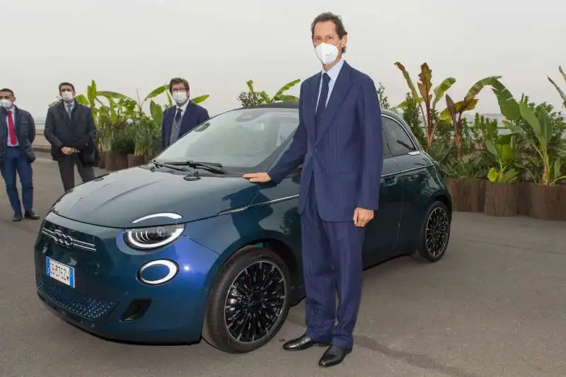 john elkann con la nuova fiat 500 elettrica