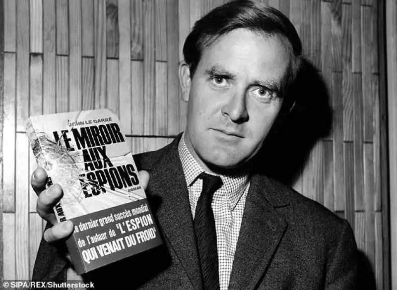 JOHN LE CARRE CON L EDIZIONE FRANCESE  DI LO SPECCHIO DELLE SPIE 