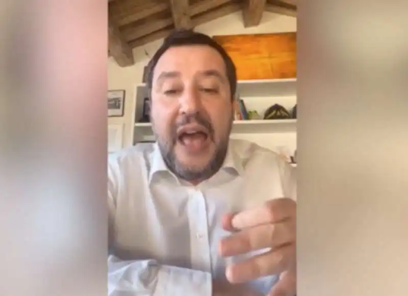 MATTEO SALVINI ANNUNCIA CHE A NATALE PORTERA CIBO AI CLOCHARD