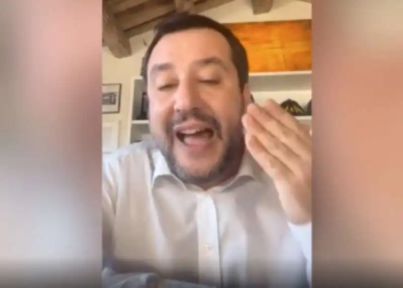 MATTEO SALVINI ANNUNCIA CHE A NATALE PORTERA CIBO AI CLOCHARD