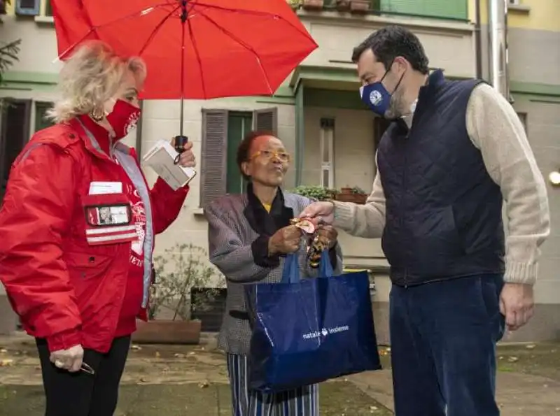 matteo salvini con i city angels a natale 5