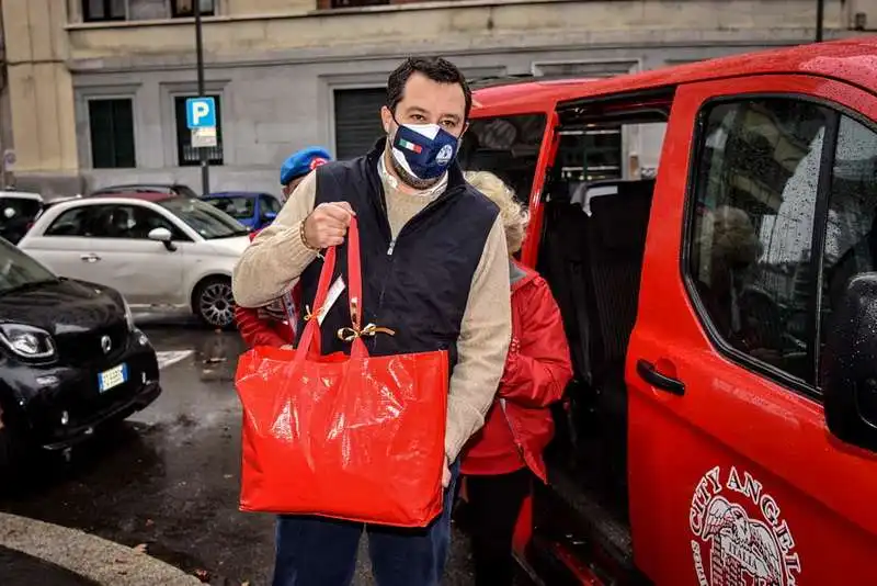 matteo salvini con i city angels a natale 8