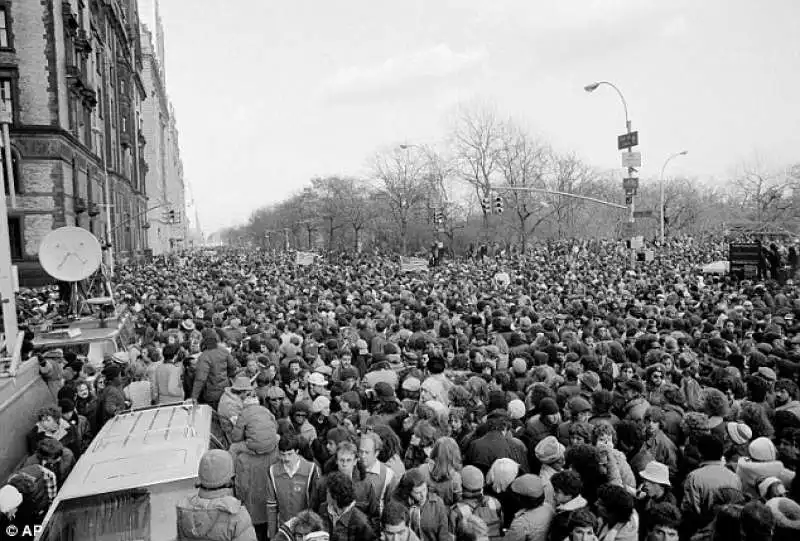 migliaia di persone davanti all appartamento di john lennon a new york dopo la sua morte 