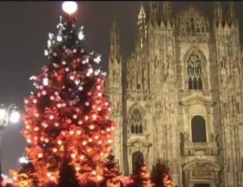 MILANO ALBERO DI NATALE