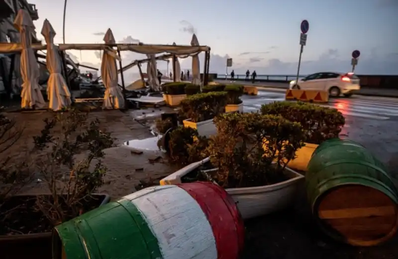 napoli mareggiata