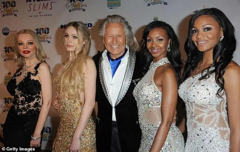 peter nygard accompagnato da belle signorine 