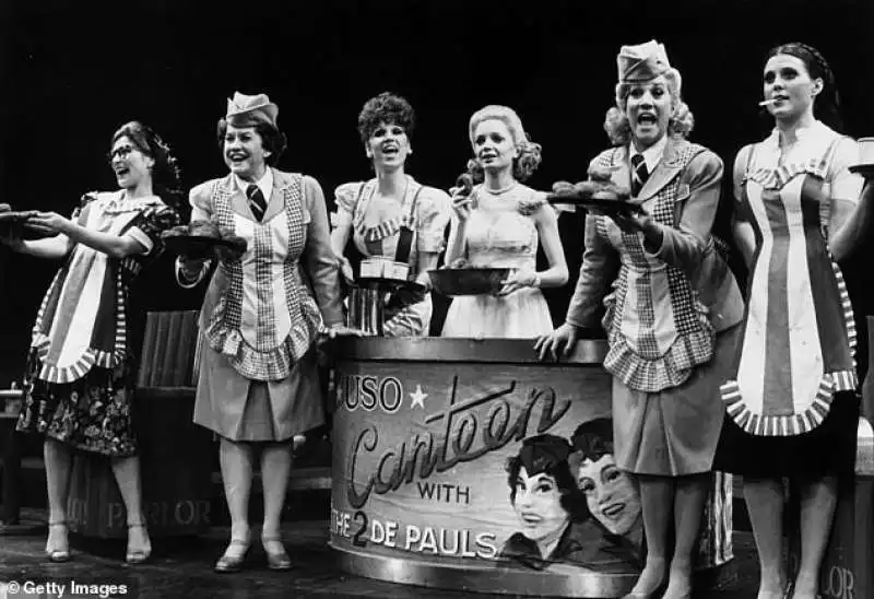 phyllis somerville, maxene andrews, marilu henner, april shawhan, patty andrews e ann reinking a broadway in over here!