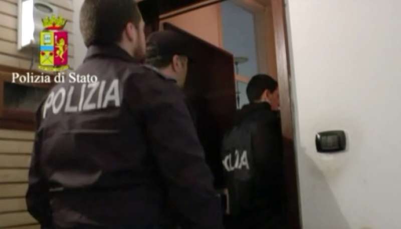 POLIZIA IN CASA