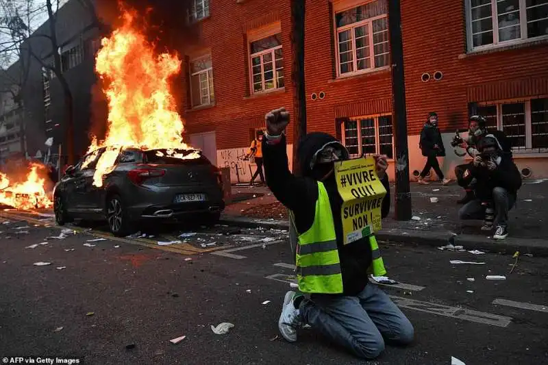 rivolta a parigi contro la legge sulla sicurezza