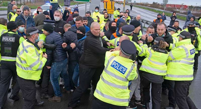 scontri tra poliziotti e camionisti a dover 4