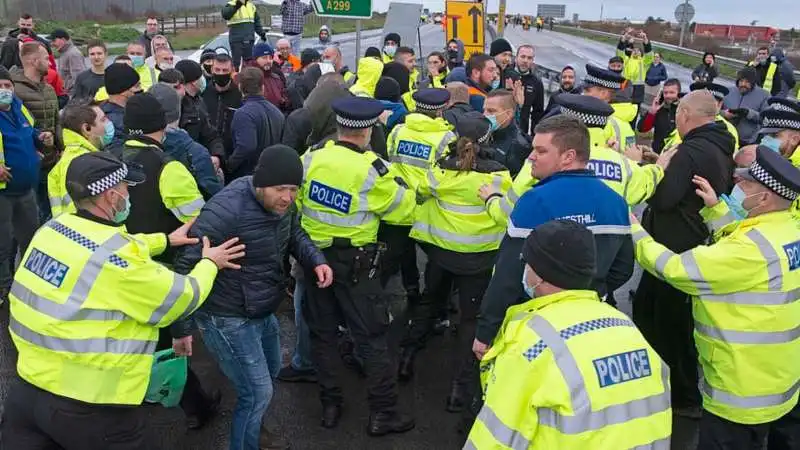 scontri tra poliziotti e camionisti a dover 5