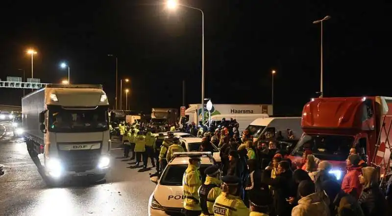 scontri tra poliziotti e camionisti a dover 6