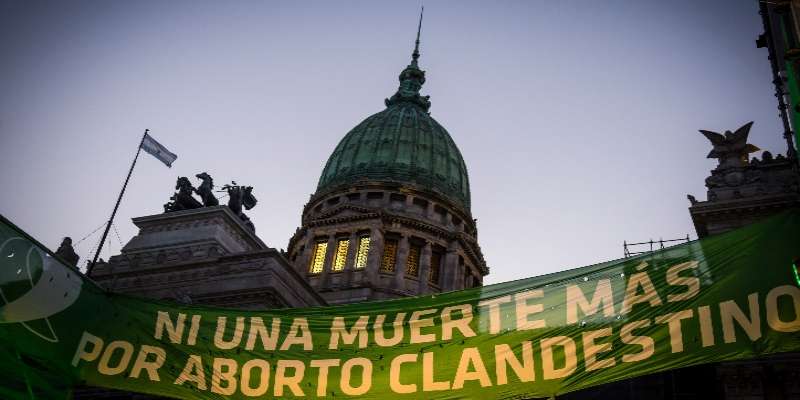 striscioni contro le morti per aborti clandestini