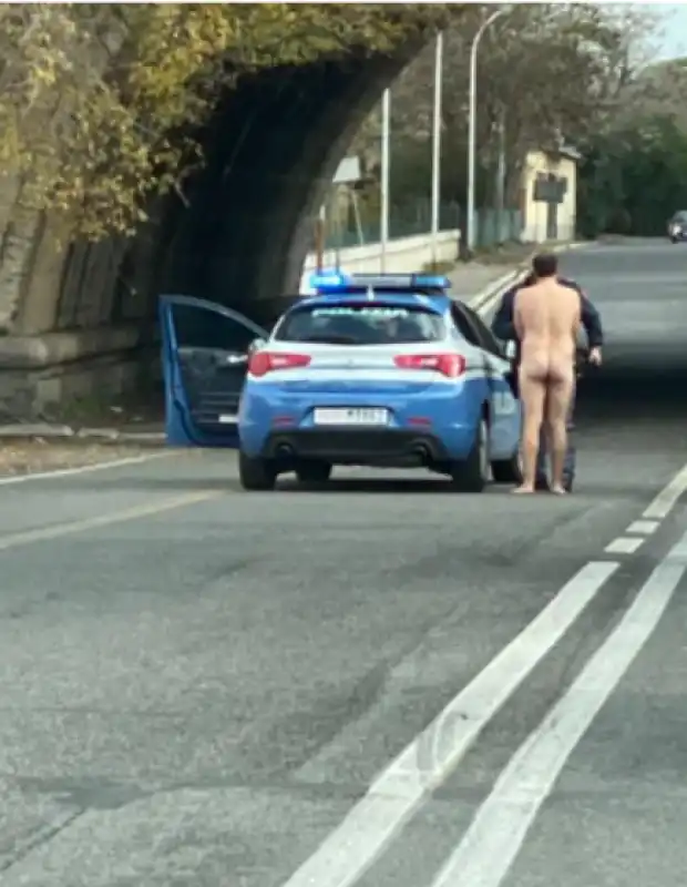 uomo nudo lungotevere