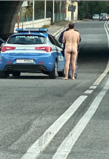 uomo nudo lungotevere