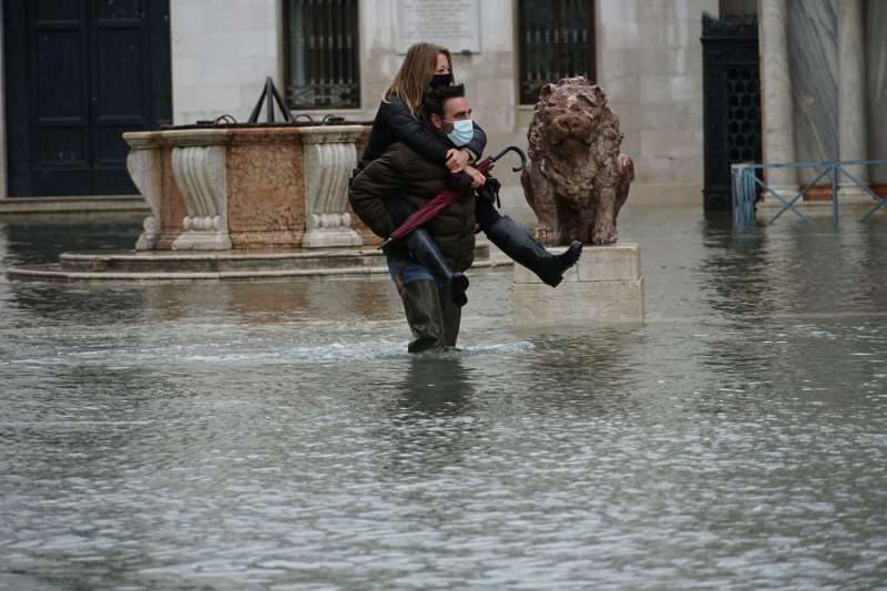 venezia, il mose non viene attivato e torna l acqua alta 1