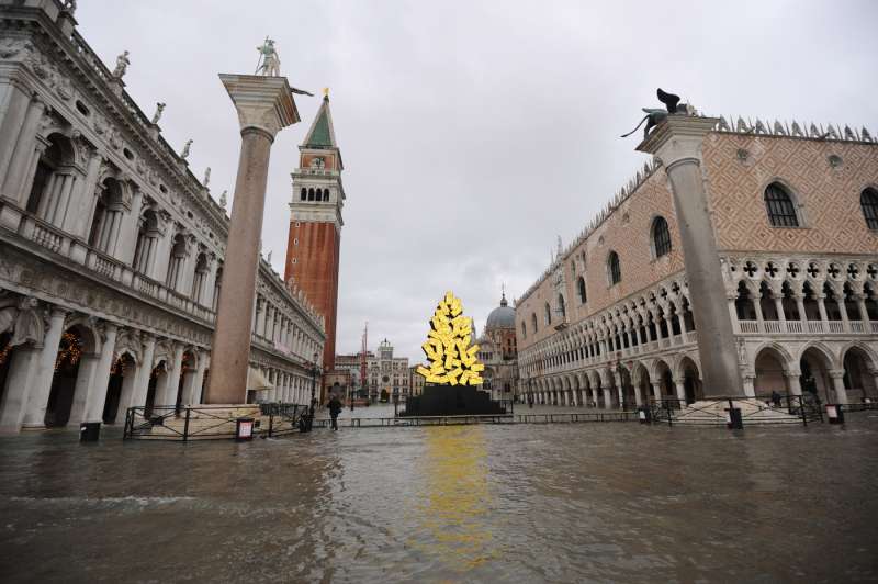 venezia, il mose non viene attivato e torna l acqua alta 14