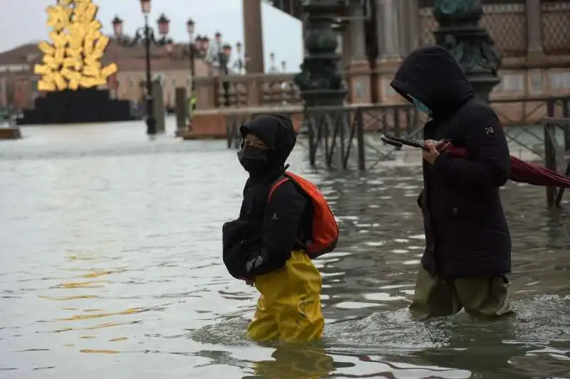 venezia, il mose non viene attivato e torna l acqua alta  2