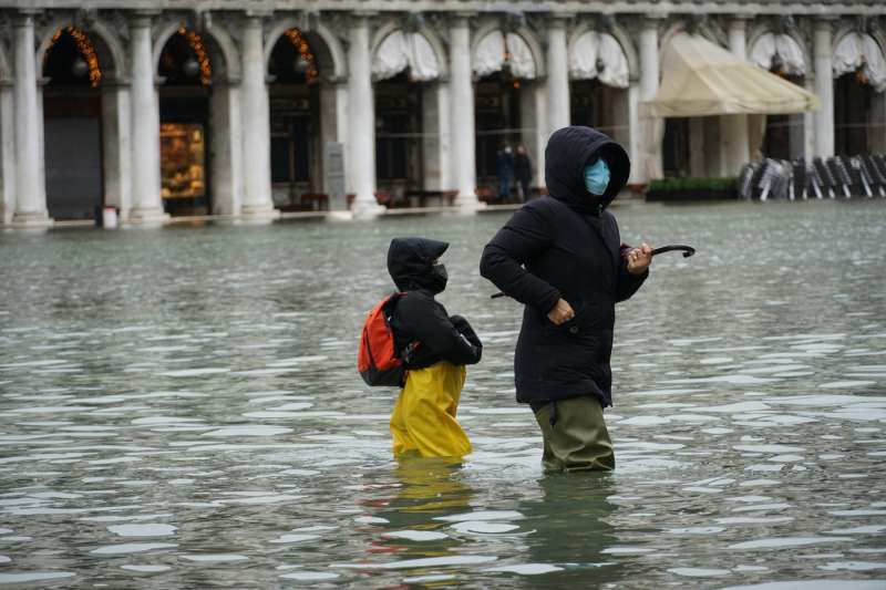 venezia, il mose non viene attivato e torna l acqua alta 3