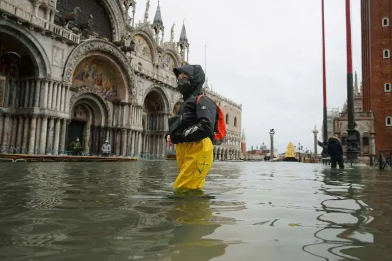 venezia, il mose non viene attivato e torna l acqua alta  4