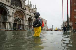 venezia, il mose non viene attivato e torna l acqua alta 4