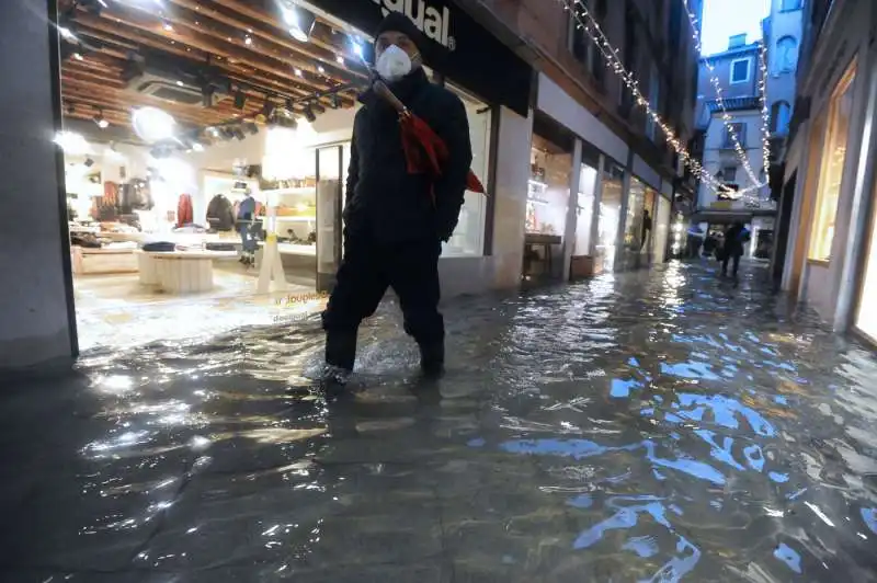 venezia, il mose non viene attivato e torna l acqua alta  6